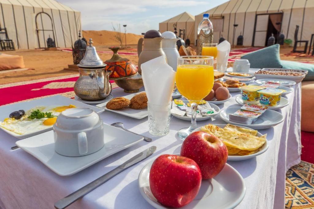 ホテル Ahlam Luxury Camp メルズーガ エクステリア 写真