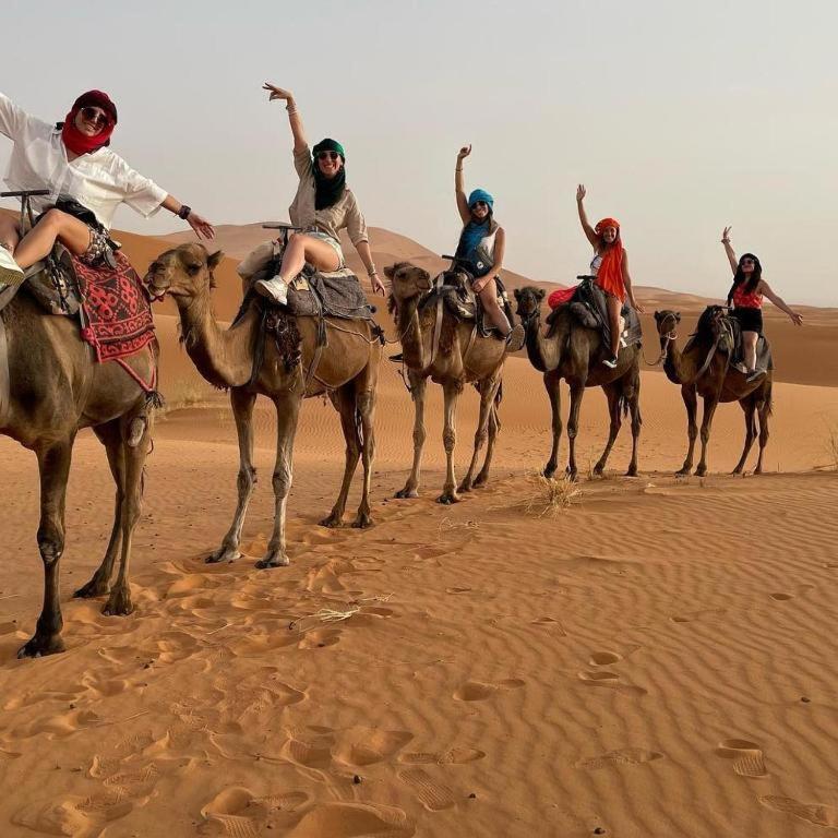 ホテル Ahlam Luxury Camp メルズーガ エクステリア 写真
